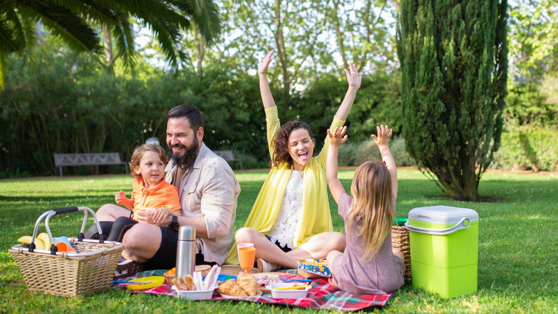 8 Romantic Beach Picnic Activities for Couples (2025 Guide) You’ll Love!